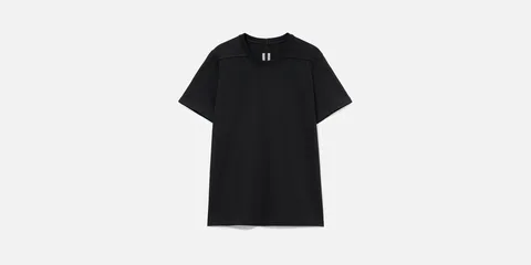 T-shirt noir simple sur fond blanc.