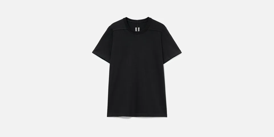 T-shirt noir simple sur fond blanc.