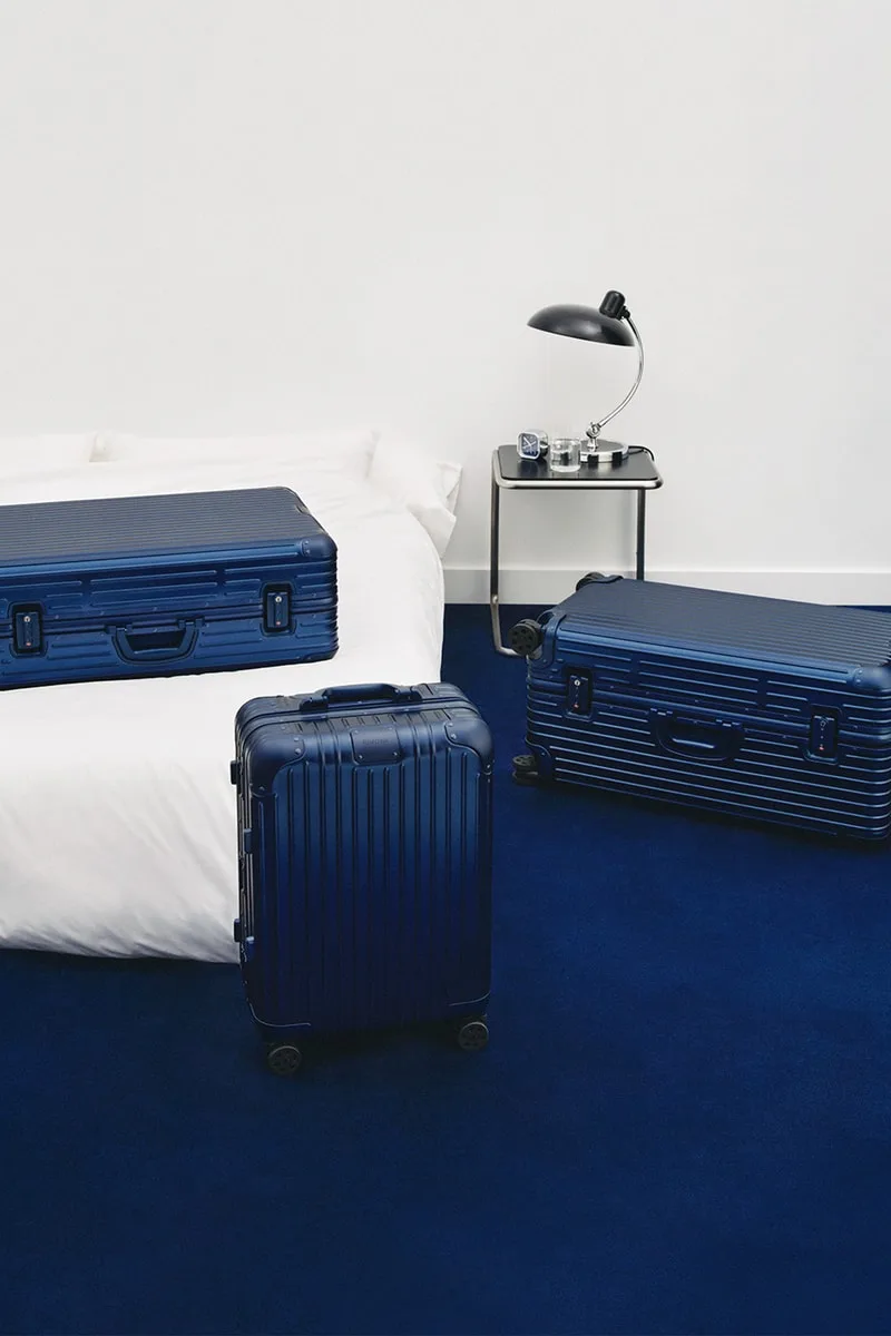 rimowa-le-bleu-encre-sinstalle-dans-sa-collection-classique/carousel-1.jpg