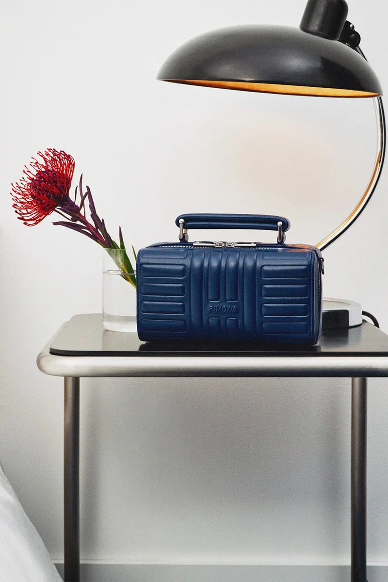 rimowa-le-bleu-encre-sinstalle-dans-sa-collection-classique/carousel-3.jpg