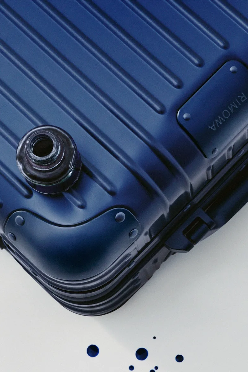 rimowa-le-bleu-encre-sinstalle-dans-sa-collection-classique/carousel-6.jpg