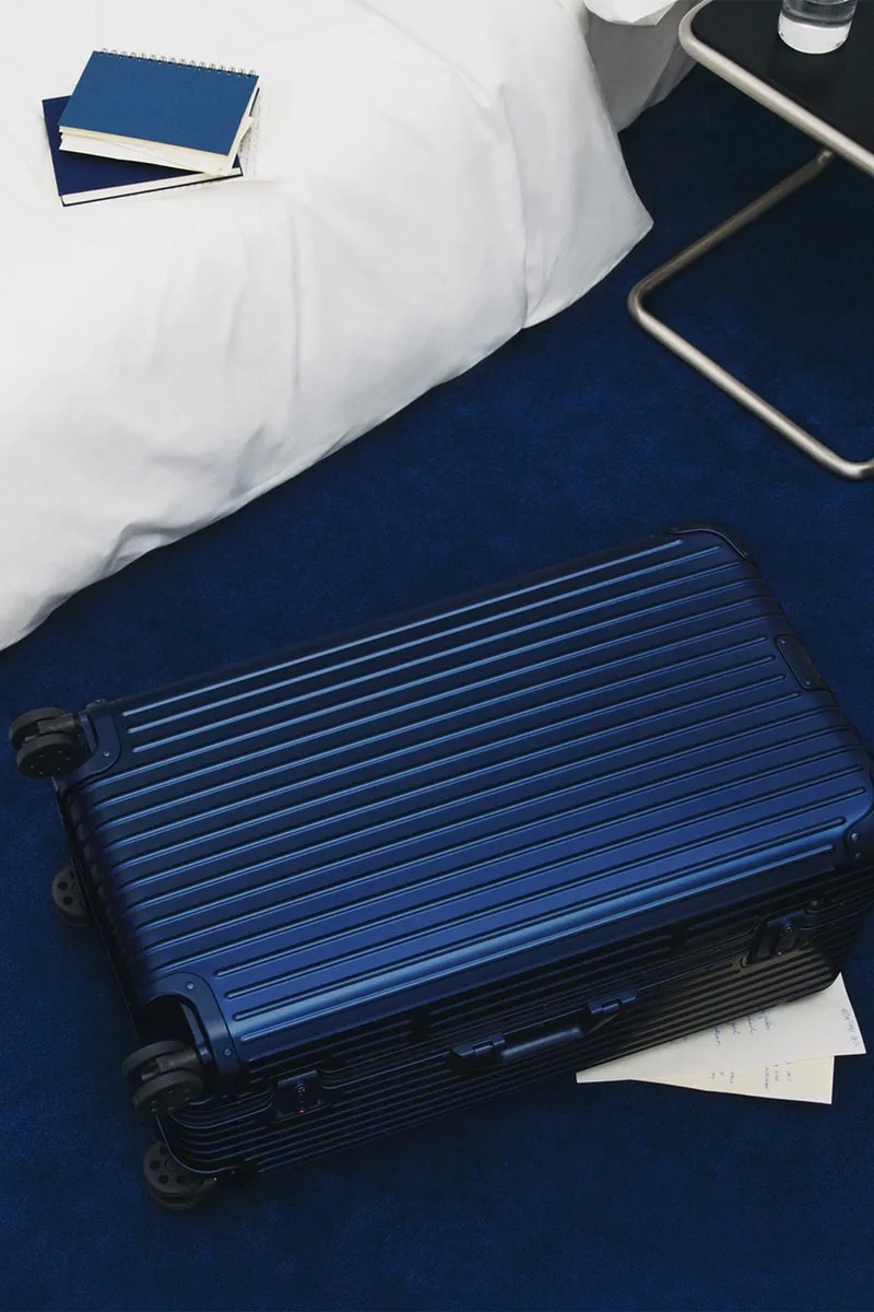 rimowa-le-bleu-encre-sinstalle-dans-sa-collection-classique/carousel-7.jpg