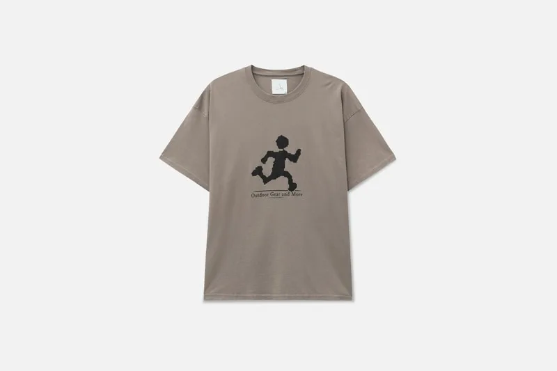 T-shirt gris avec silhouette en noir, texte dessous