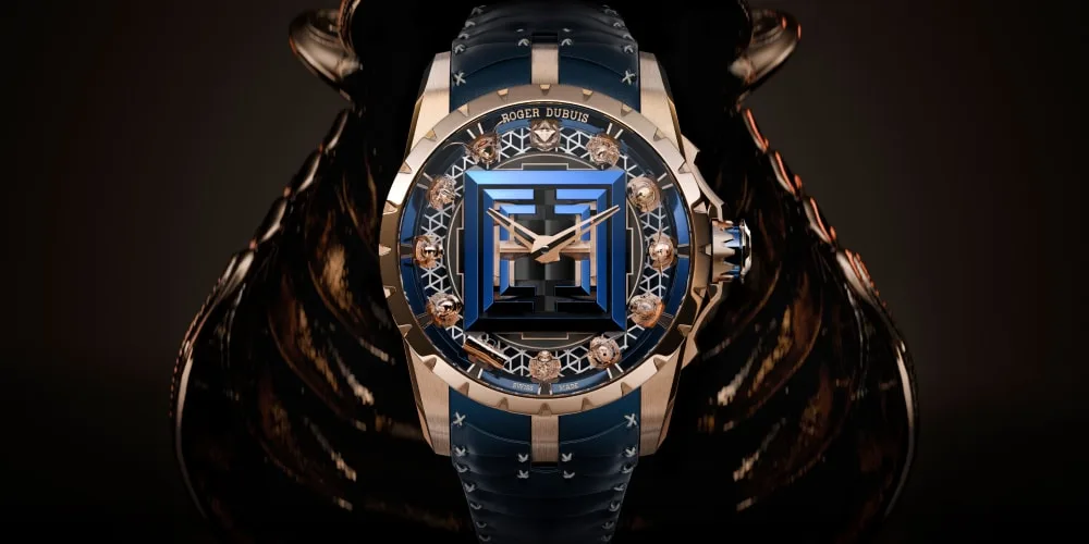 Luxe montre bleu et or avec mécanisme complexe.