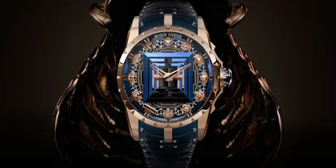 Luxe montre bleu et or avec mécanisme complexe.