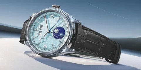 Montre élégante avec cadran bleu et bracelet noir sur fond neutre.