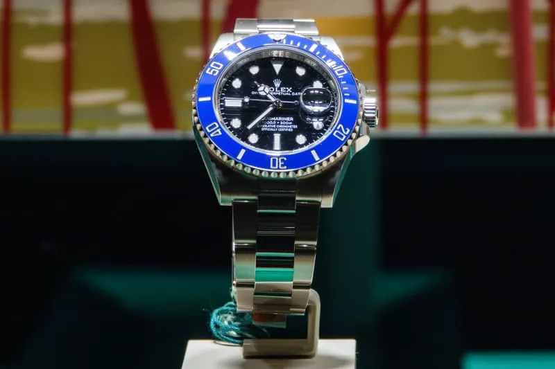 Montre de luxe avec cadran bleu et noir sur support.