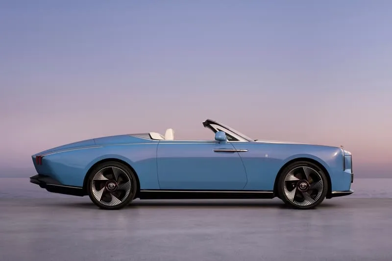 Cabriolet bleu ciel au design moderne et épuré.