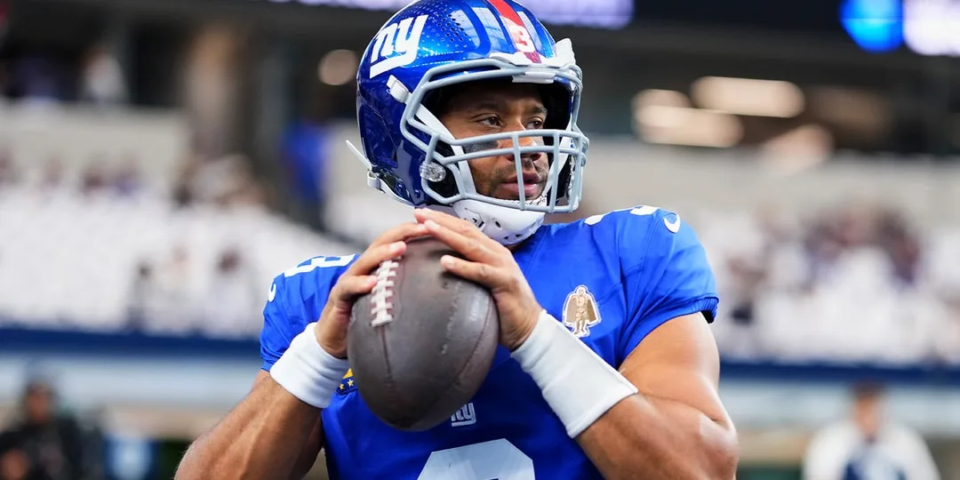 Joueur de football américain des Giants lançant un ballon.