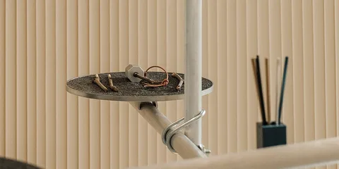 Table avec clés et bâtons, fond de mur beige