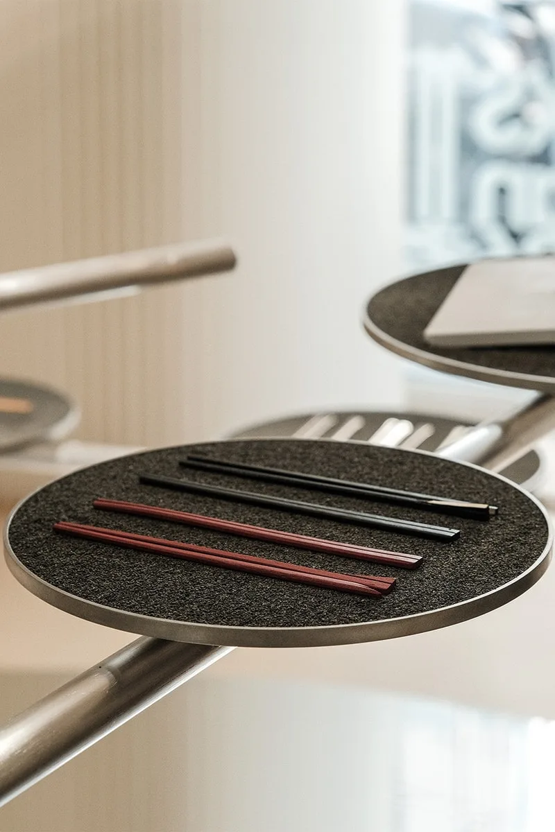 Stylos colorés alignés sur un support rond en métal.