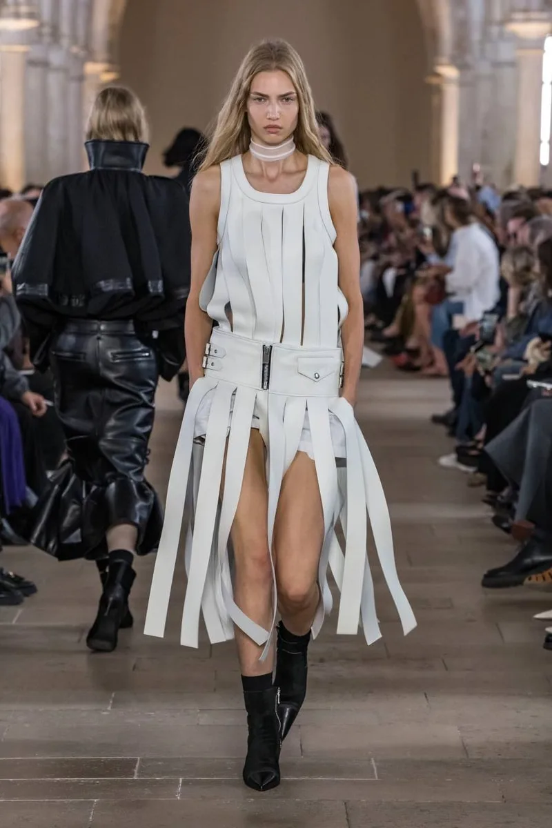 sacai-ss27-reinvention-par-la-deconstruction/carousel-13.jpg