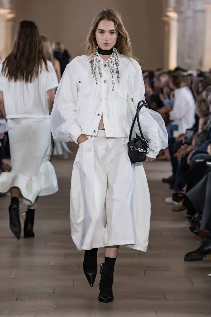 sacai-ss27-reinvention-par-la-deconstruction/carousel-15.jpg