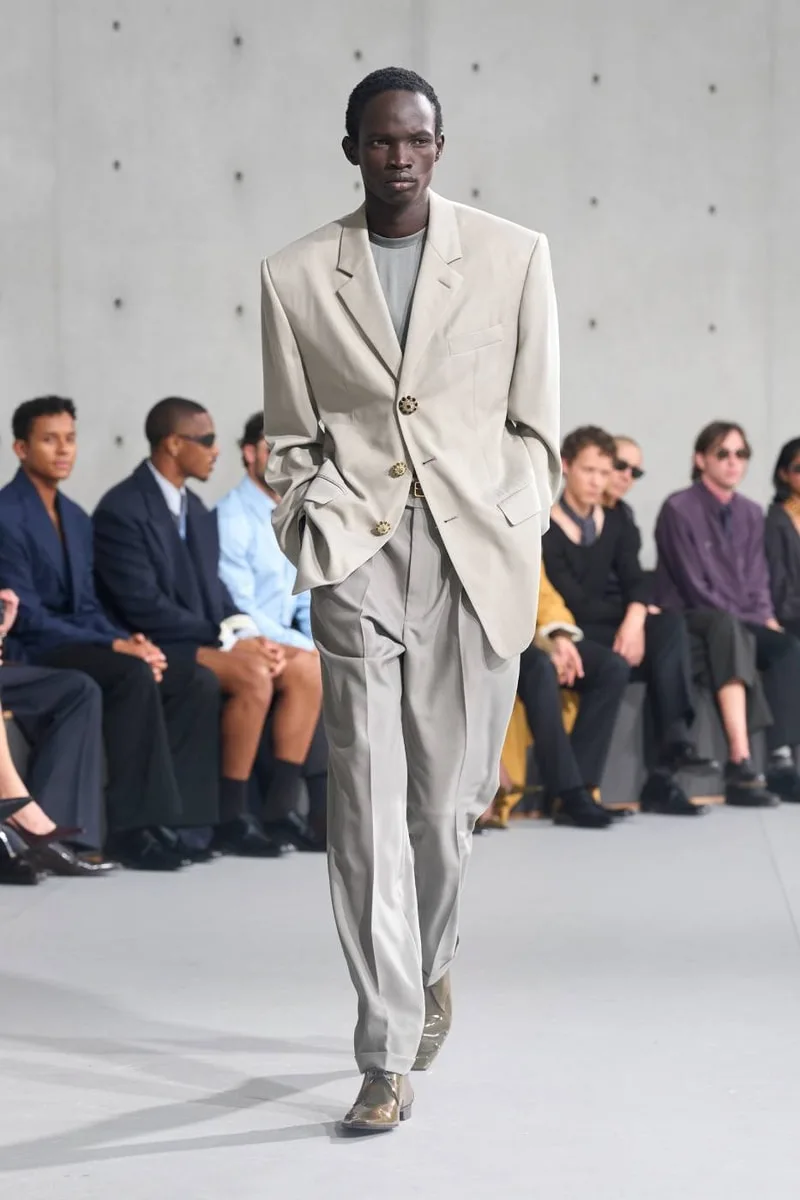 saint-laurent-ete-2027-le-minimalisme-envoutant/carousel-1.jpg