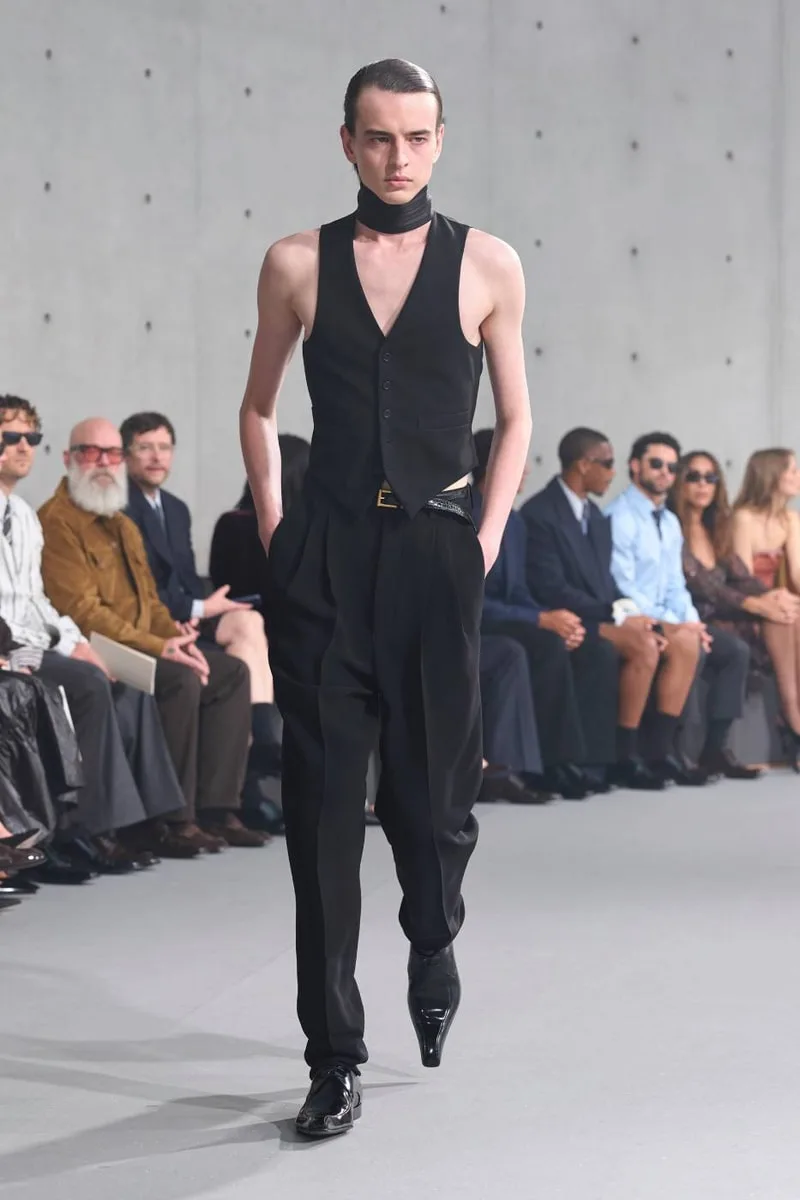 saint-laurent-ete-2027-le-minimalisme-envoutant/carousel-12.jpg