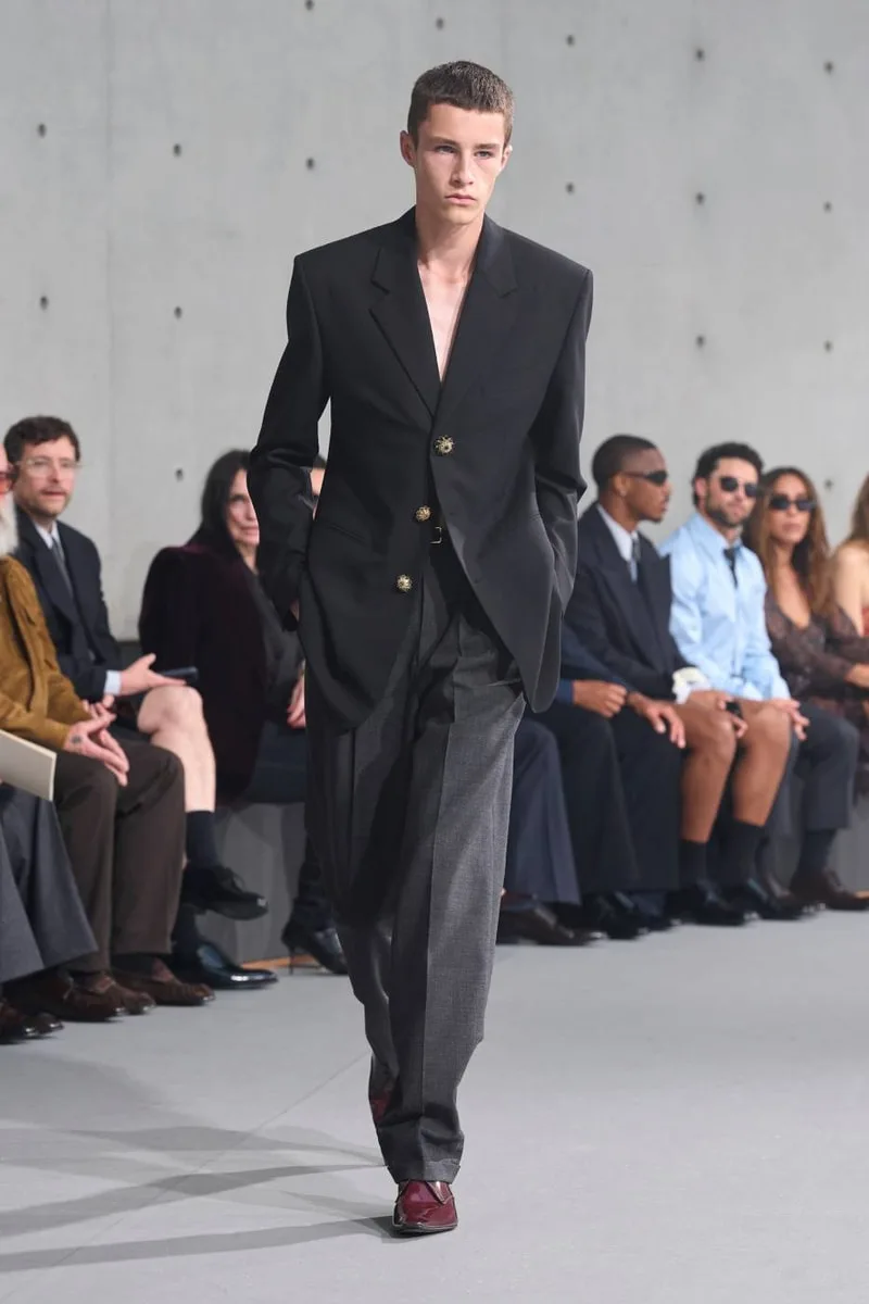 saint-laurent-ete-2027-le-minimalisme-envoutant/carousel-13.jpg