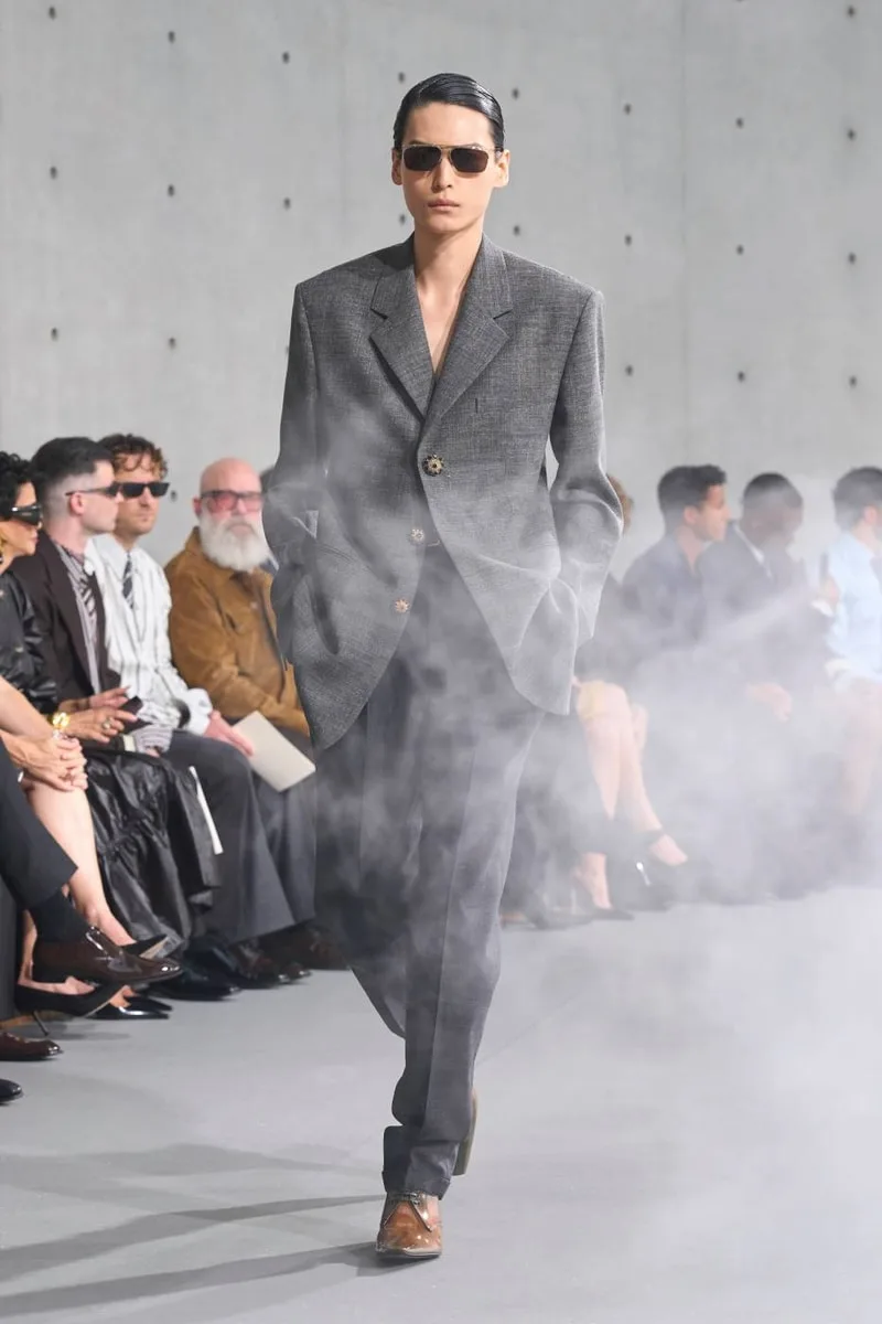 saint-laurent-ete-2027-le-minimalisme-envoutant/carousel-14.jpg