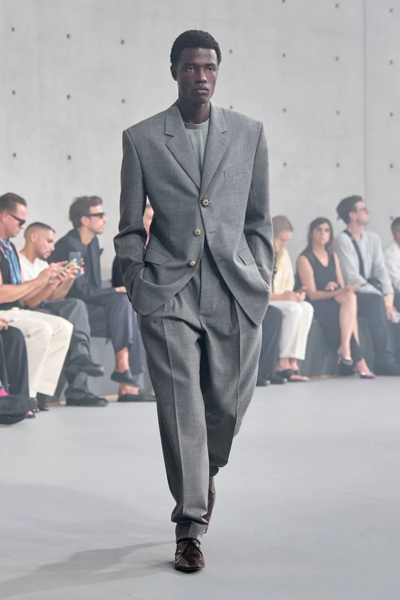 saint-laurent-ete-2027-le-minimalisme-envoutant/carousel-15.jpg