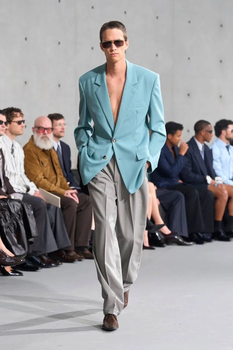 saint-laurent-ete-2027-le-minimalisme-envoutant/carousel-4.jpg