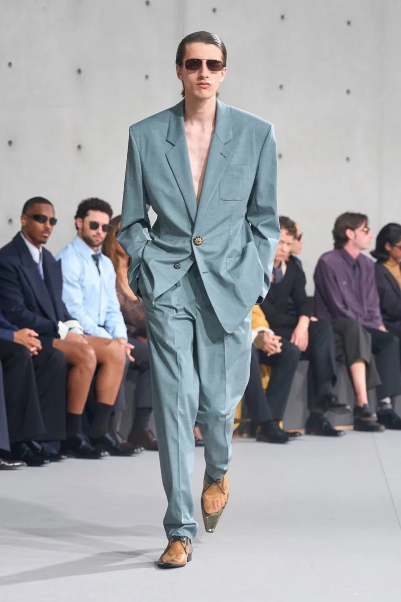saint-laurent-ete-2027-le-minimalisme-envoutant/carousel-6.jpg
