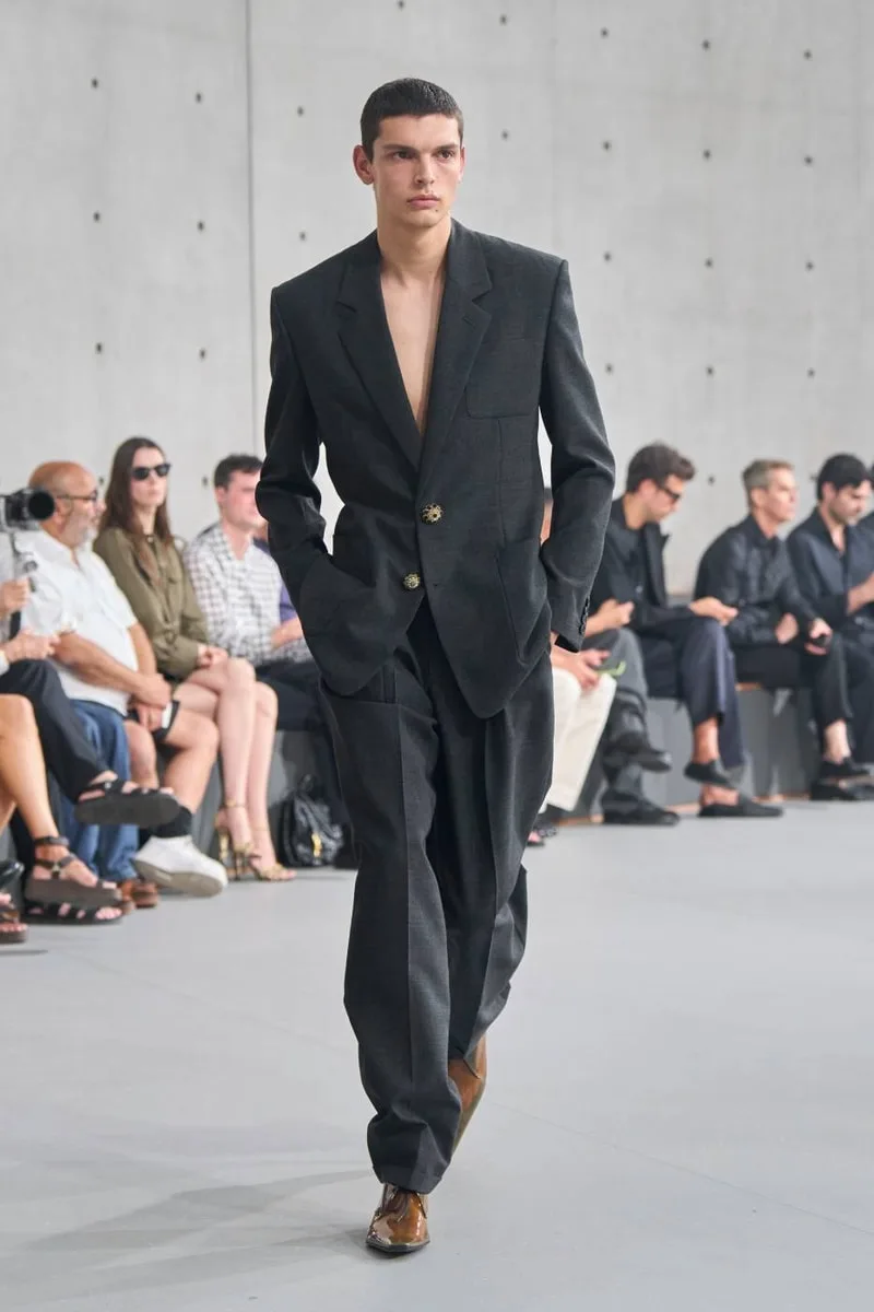 saint-laurent-ete-2027-le-minimalisme-envoutant/carousel-7.jpg