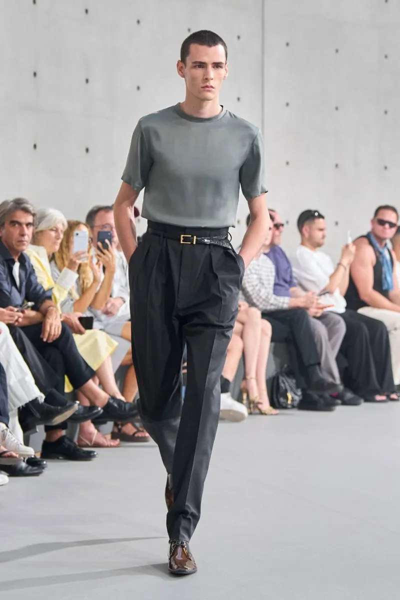 saint-laurent-ete-2027-le-minimalisme-envoutant/carousel-8.jpg