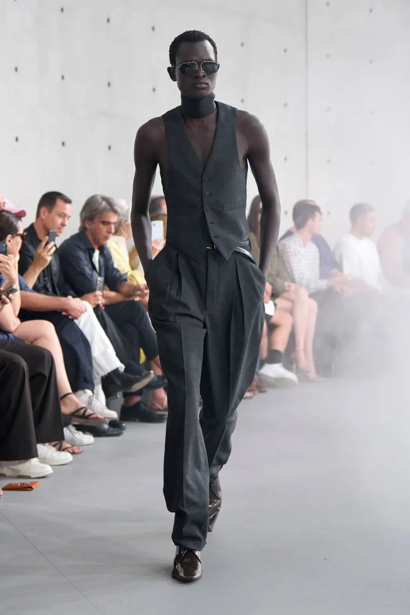 saint-laurent-ete-2027-le-minimalisme-envoutant/carousel-9.jpg