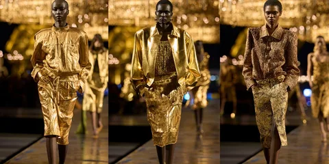 Défilé de mode avec vêtements dorés sur un podium luxueux.
