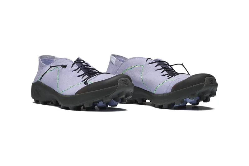 Chaussures outdoor violettes avec semelles noires, design moderne.