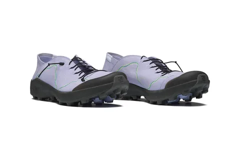 Chaussures outdoor violettes avec semelles noires, design moderne.