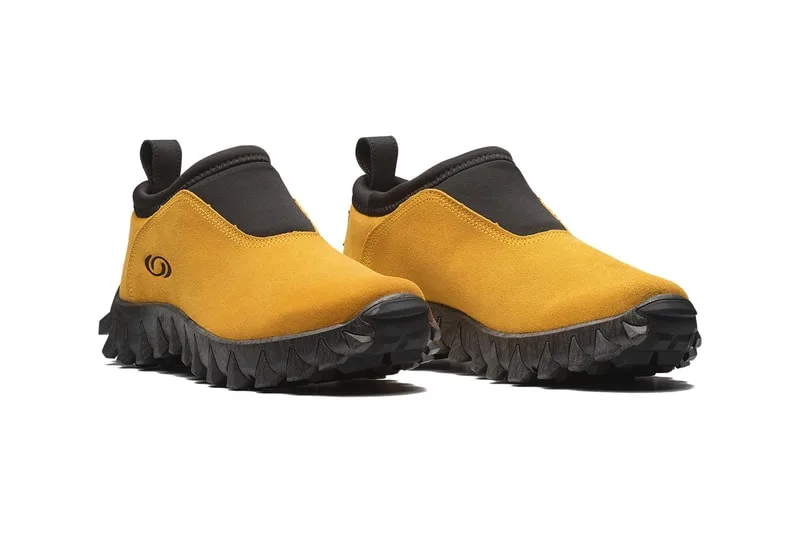 Chaussures jaunes et noires avec semelles texturées.