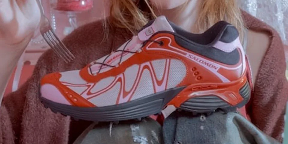 Personne tenant une chaussure de sport avec une fourchette, ambiance décontractée.