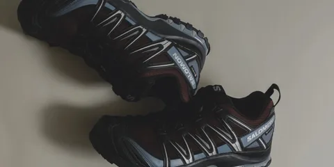 Chaussures noires et grises avec logo Salomon visible