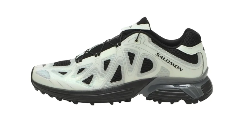 Chaussure Salomon noire et blanche avec lacets et semelle épaisse.