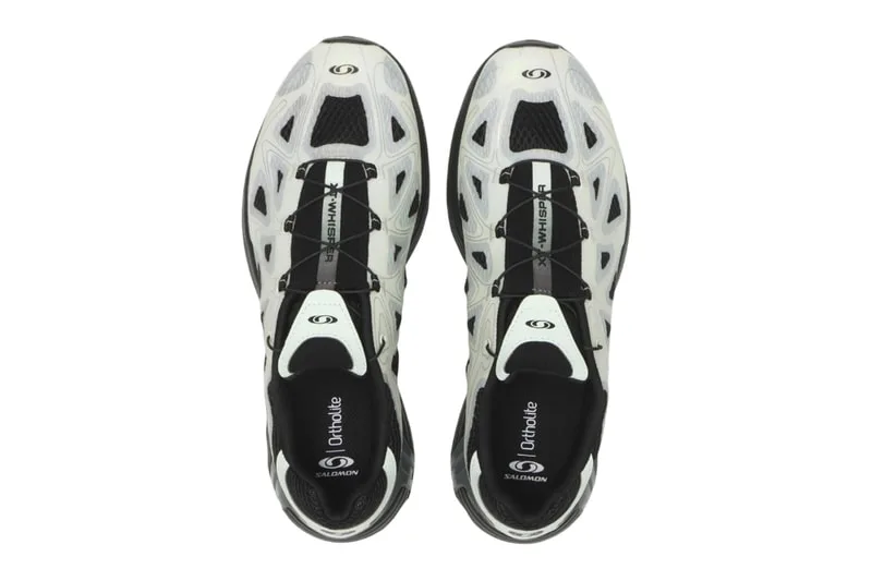 Vue de dessus de baskets blanches et noires avec motifs.