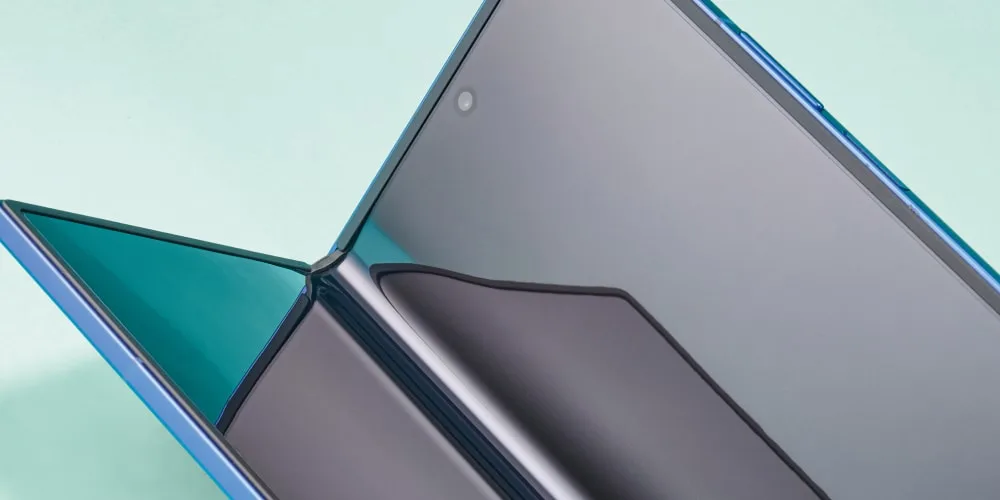 Smartphone pliant ouvert illustrant la technologie moderne.