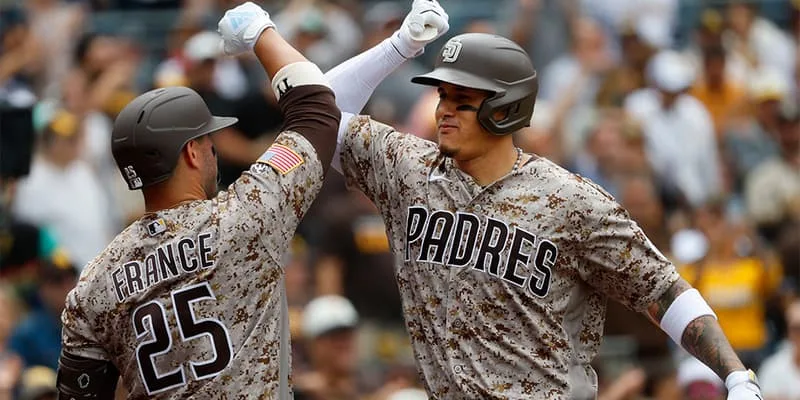 Deux joueurs de baseball des Padres se congratulent sur le terrain.
