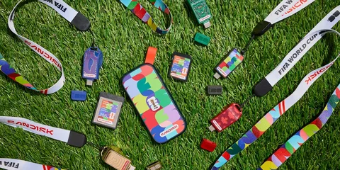 Clés USB colorées et lanières FIFA sur gazon vert