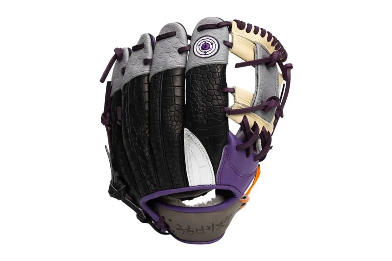 sasuke-uchiha-une-mitaine-de-baseball-edition-rare/carousel-1.jpg