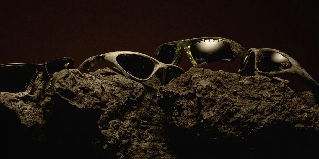 Lunettes de soleil posées sur des rochers, ambiance sombre.