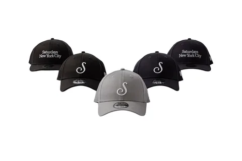 Cinq casquettes avec les mots 'Saturdays New York City' et un logo stylisé.