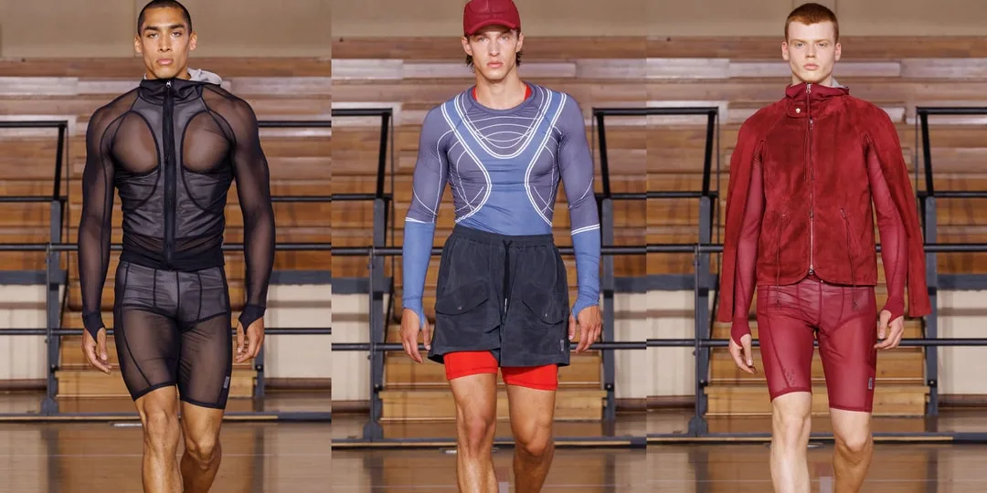 Des mannequins en tenues de mode sportive sur un podium.