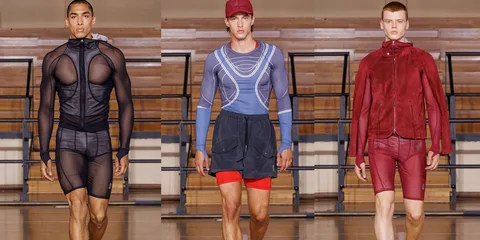Des mannequins en tenues de mode sportive sur un podium.
