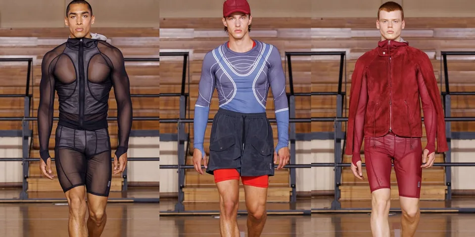 Des mannequins en tenues de mode sportive sur un podium.