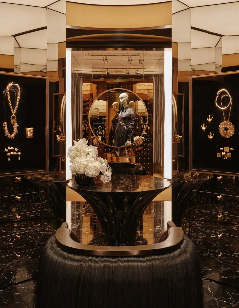 Boutique-atelier surréaliste Schiaparelli au Hankyu Osaka, au Japon, signée Daniel Roseberry