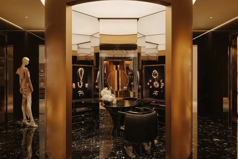 Boutique-atelier surréaliste Schiaparelli au Hankyu Osaka, au Japon, signée Daniel Roseberry
