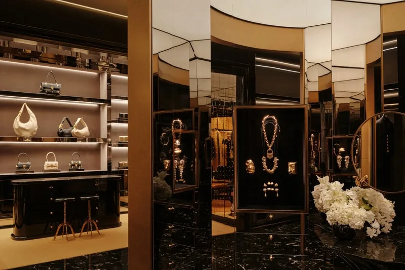 Boutique-atelier surréaliste Schiaparelli au Hankyu Osaka, au Japon, signée Daniel Roseberry