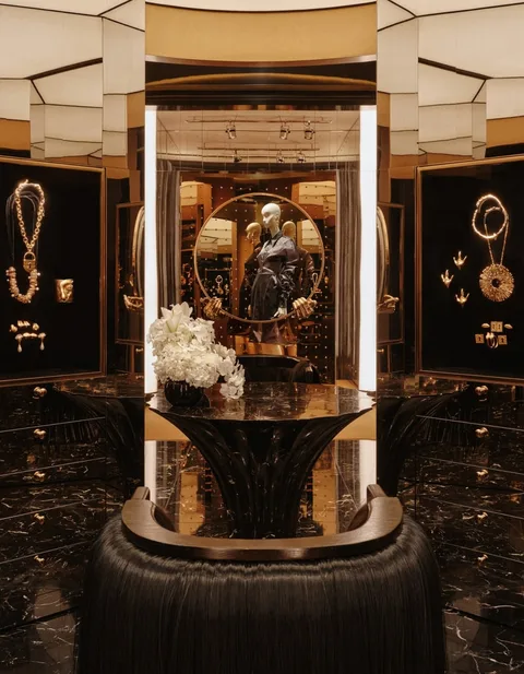 Schiaparelli ouvre une boutique-atelier surréaliste chez Hankyu, à Osaka
