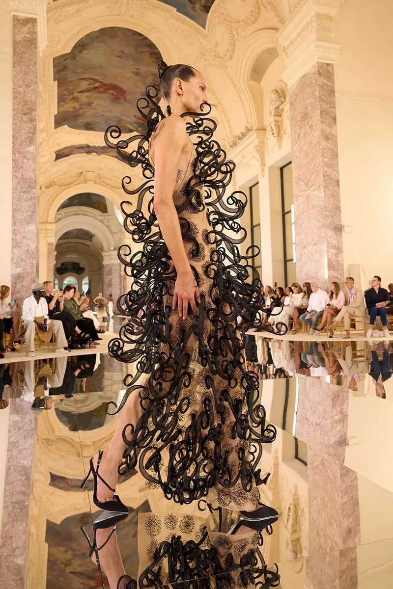 schiaparelli-une-haute-couture-novatrice-pour-fw27/carousel-9.jpg