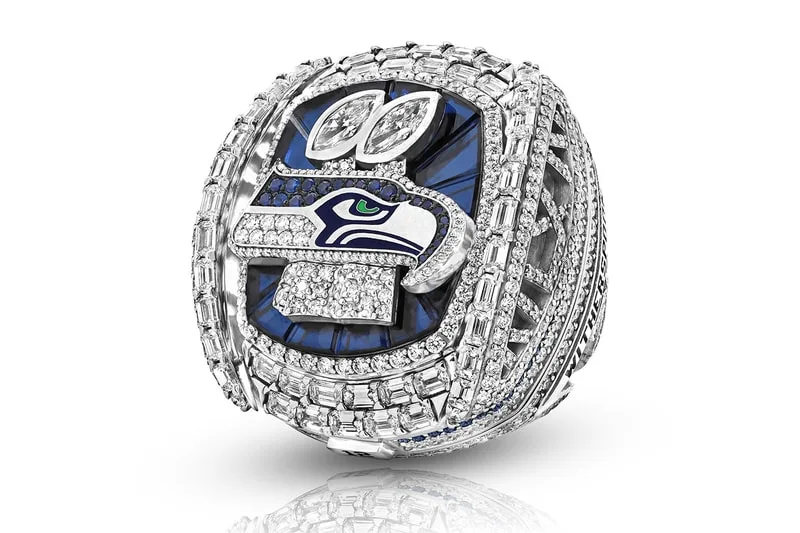 Bague avec logo de l'équipe de football Seahawks incrusté de pierres précieuses.